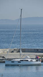 Das Segelboot BENETEAU ist hier bei der Ankunft im Sassnitzer Stadthafen zu sehen.